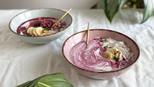 Poletni zajtrk: Grški jogurt z gozdnimi sadeži in arašidovim namazom