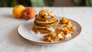 Haferflockenpfannkuchen mit Pfirsichen