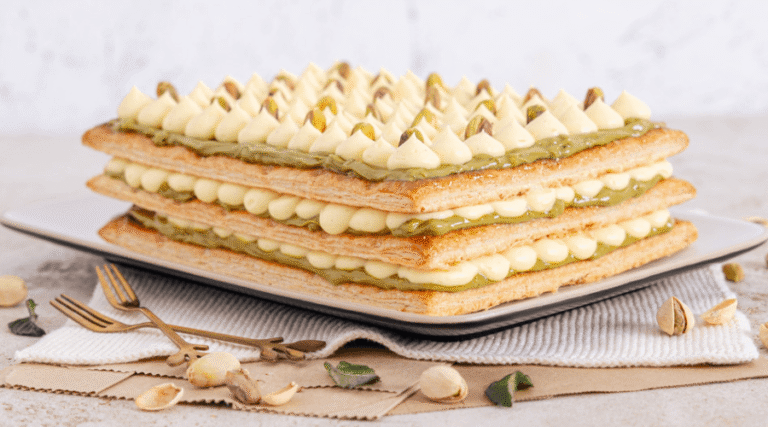 Mille-feuille torta s pistacijo in vanilijevo kremo